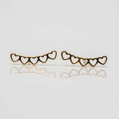 Brinco earcuff corações vazados banhado a ouro 18k