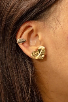 Brinco coração martelado banhado a ouro 18k