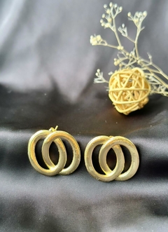 Brinco oval vazado trabalhado banhado a ouro 18k