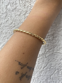 Pulseira bracelete torcido fino banhada a ouro 18k