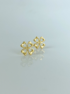 Brinco trevo vazado banhado a ouro 18k
