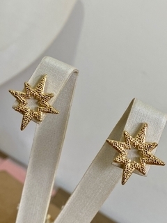 Brinco estrela trabalhada banhado a ouro 18k