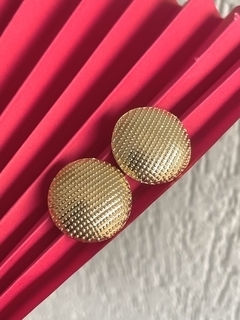 Brinco botão pizza spike banhado a ouro 18k