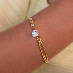 Pulseira triplo fios e coração de zircônia central banhado a ouro 18k