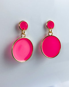 BRINCO CIRCULO ROSA PINK RESINADO BANHADO A OURO 18K