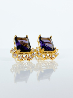 BRINCO COM PEDRA ROXA E ZIRCÔNIAS BANHADO A OURO 18K