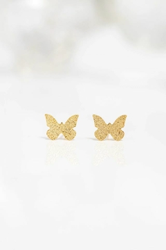 Brinco pequeno fosco borboleta banhado a ouro 18k