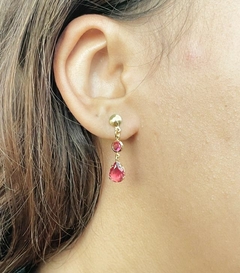 Brinco pedras rosas banhado a ouro 18k