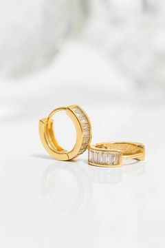 Argolinha click zircônias baguete cristal banhado a ouro 18k