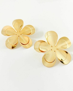 Brinco flor 3D banhado a ouro 18k
