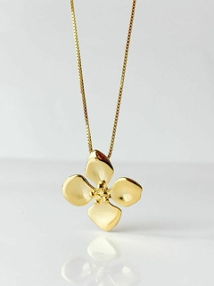 Colar flor lisa banhado a ouro 18k