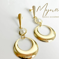 Brinco com circulo vazado e pérola banhada a ouro 18k