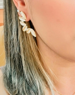 Brinco meia lua de folhas banhado a ouro 18k - comprar online