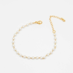 Pulseira delicada de pérolas banhada a ouro18k
