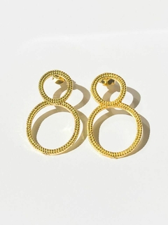 Brinco 8 vazado pontilhado banhado a ouro 18k