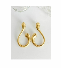 Brinco gota aberta banhado a ouro 18k