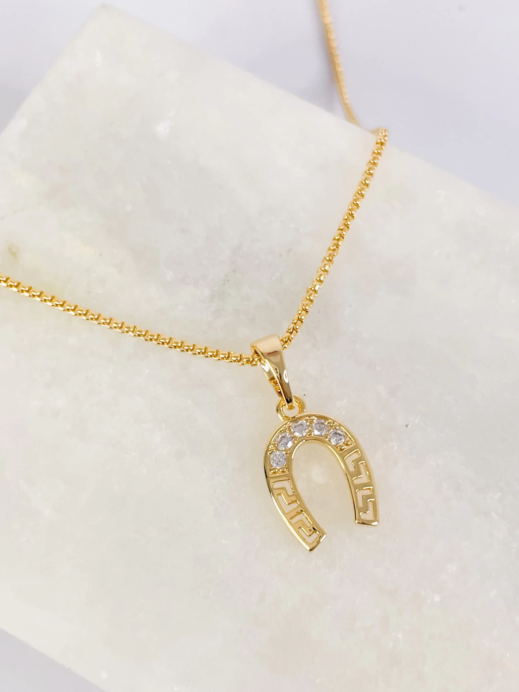 COLAR FERRADURA CRAVEJADA - BANHO DE OURO 18K