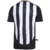 Camisa do Atlético Mineiro, modelo 2025/26, para torcedores masculinos. A peça apresenta um design elegante com listras verticais em preto e branco, destacando a tradição do clube.