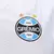 Emblema da camisa do Grêmio II 2024/25, evidenciando o nome "Grêmio" e as três estrelas que simbolizam conquistas do clube, em um design elegante sobre fundo branco.