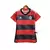 Camisa feminina do Flamengo, temporada 2023/24, com listras vermelhas e pretas, logo da Adidas e do clube na parte frontal.