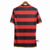 Camisa retrô do Flamengo, versão 2008/09, com listras vermelhas e pretas, logo do clube e detalhe em amarelo.