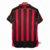 Camisa retrô do AC Milan da temporada 2006/07, com listras vermelhas e pretas, logo da Adidas e patrocinador Bwin.