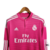Camisa de time do Real Madrid, modelo retrô de 2014/15, com mangas longas e na cor rosa vibrante. Apresenta o logo da Adidas e o patrocínio da Fly Emirates, ideal para colecionadores e fãs do clube.
