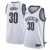 Camisa regata branca do Brooklyn Nets, com design moderno e detalhes em preto, ideal para fãs de basquete.