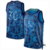 Camisa regata do Golden State Warriors, em um tom vibrante de azul, com um design estilizado e padrão de tie-dye.