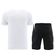 Conjunto Adidas com camisa branca e shorts pretos, ideal para o verão.