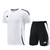 Conjunto Adidas composto por camisa branca e shorts pretos, ideal para o verão.