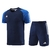 Conjunto Adidas composto por camisa de manga curta e shorts, ambos na cor azul marinho com detalhes em azul claro.