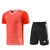 Conjunto Adidas de camisa vermelha com detalhes geométricos e shorts pretos, ideal para o verão.