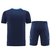 Conjunto Adidas com camisa de manga curta e shorts na cor azul marinho, ideal para o verão.