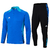 Conjunto de agasalho Adidas, composto por uma camiseta de manga longa azul com detalhes em preto e calça preta, ideal para o inverno.