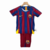 Camiseta e calça do kit infantil retrô do Barcelona, com listras azul e grená e escudo do time.