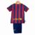 Kit infantil retrô do Barcelona, composto por camiseta e shorts, com listras vermelhas e azuis e logo do time.
