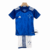 Kit infantil de futebol do Cruzeiro 2024/25, com camisa azul e shorts brancos, destacando as estrelas do time.