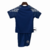 Conjunto infantil do Paris Saint-Germain IIII 2024/25, incluindo camiseta azul com detalhes brancos e calça curta.