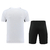 Conjunto Nike composto por uma camisa branca de manga curta e shorts pretos.