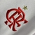 Camisa feminina do Flamengo II 2022/23, predominantemente branca com detalhes em vermelho e preto.