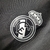 Corta-vento preta do Real Madrid com logo da Adidas e do time, possui zíper e capuz.