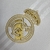 Logotipo do Real Madrid em bordado dourado na camisa retrô de manga longa 2019/20, destacando a tradição e a elegância do clube. Ideal para torcedores que apreciam a história do time.