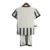Kit infantil da Juventus 2022/23, composto por camisa listrada em preto e branco e calção, com logotipo da marca e patrocinador.