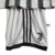 Kit infantil da Juventus 2022/23, composto por camisa listrada em preto e branco e calção, com logotipo da marca e patrocinador.