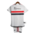 Kit infantil de futebol São Paulo 2022/23, composto por camisa branca com detalhes em vermelho e preto, e calça curta.