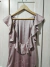 VESTIDO DE SATÉN CON VOLANTES Y ESCOTE - Gala