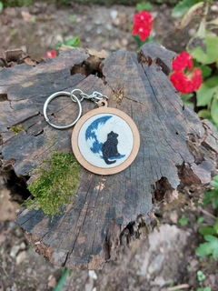 Chaveiro Bordado à Mão - Gato e Lua