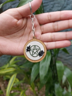 Chaveiro Bordado à Mão - Pentagrama com Folhas Pretas - comprar online