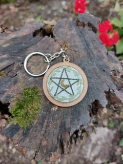 Chaveiro Bordado à Mão - Pentagrama e Lua